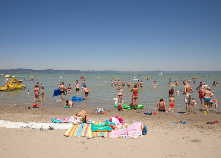 Fürdőzők Balatonlellén