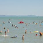 Fürdőzők Balatonlellén