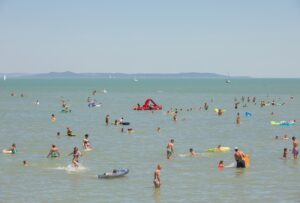 Fürdőzők Balatonlellén