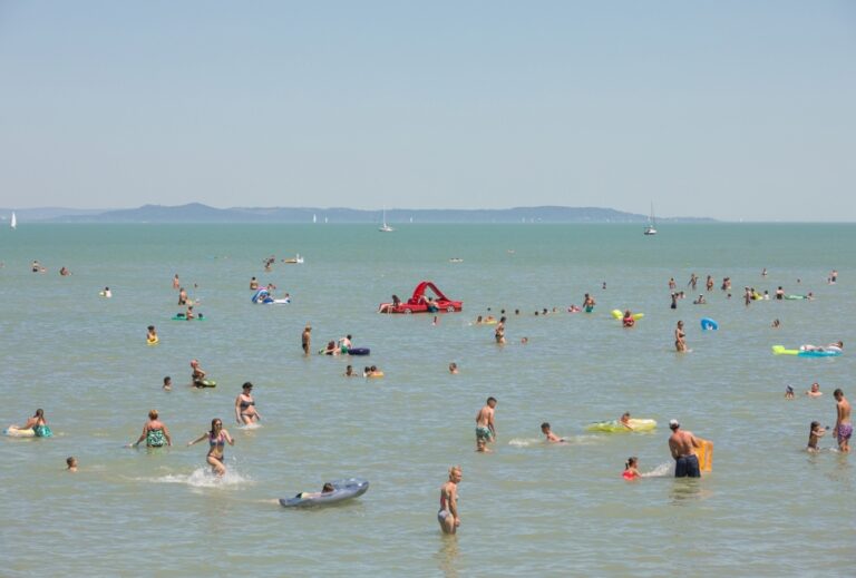 Fürdőzők Balatonlellén