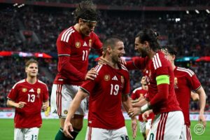 Varga Barnabás (k) valamint Kerkez Milos (b) és Szoboszlai Dominik a Magyarország - Finnország barátságos labdarúgó-mérkőzésen