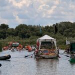 Hulladékot gyűjtő önkéntesek a PET Kupán Tiszafürednél