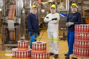 Dolgozók a Nestlé üzemben