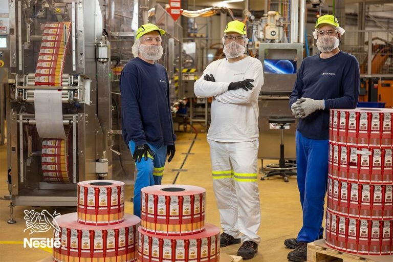Dolgozók a Nestlé üzemben