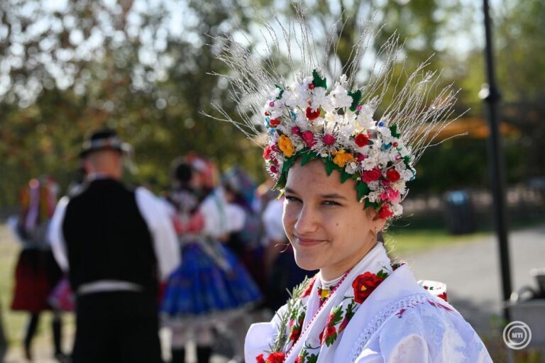 Palóc népviseletbe öltözött lány
